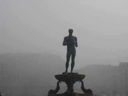 Silueta de hombre en la niebla