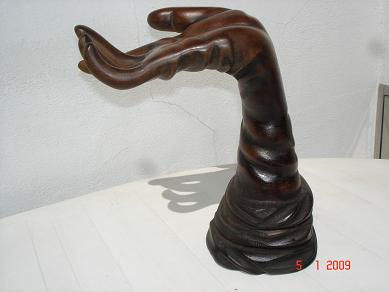 Mano enguantada Wood Figurative