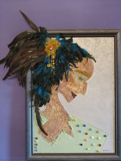 Mujer con plumas II